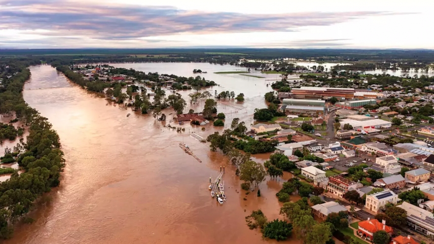 Australia cùng lúc đối mặt với lũ lụt và cháy rừng